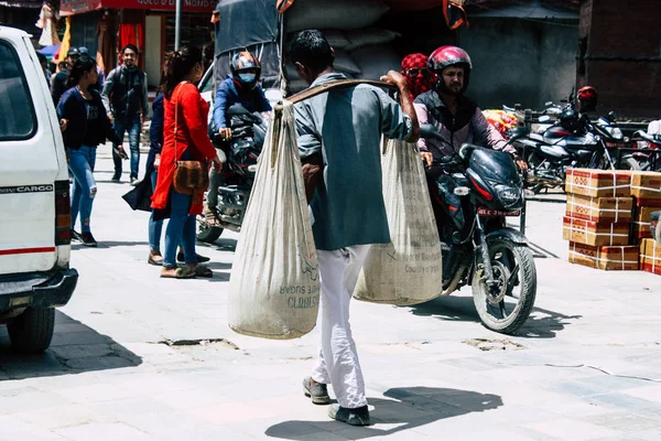 加德满都尼泊尔2018年9月1日在尼泊尔加德满都街头散步的传统尼泊尔搬运工的看法 — 图库照片