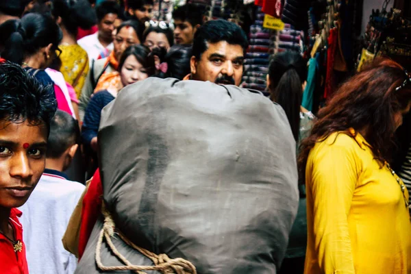 加德满都尼泊尔2018年9月1日在尼泊尔加德满都街头散步的传统尼泊尔搬运工的看法 — 图库照片