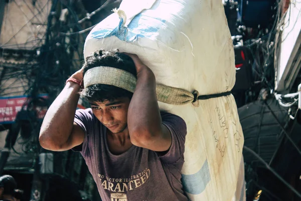 Katmandu Nepal 1 Eylül 2018 Katmandu Nepal sokakta yürüme geleneksel Nepalce porter görünümünü