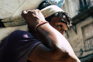 Katmandu Nepal 1 Eylül 2018 Katmandu Nepal sokakta yürüme geleneksel Nepalce porter görünümünü