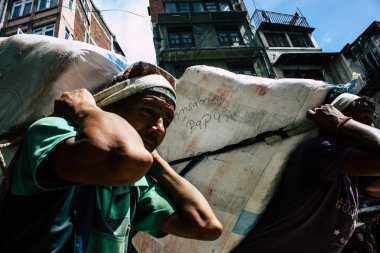 Katmandu Nepal 1 Eylül 2018 Katmandu Nepal sokakta yürüme geleneksel Nepalce porter görünümünü