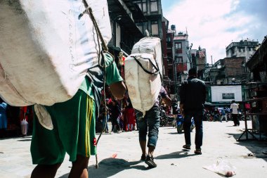 Katmandu Nepal 1 Eylül 2018 Katmandu Nepal sokakta yürüme geleneksel Nepalce porter görünümünü