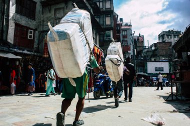Katmandu Nepal 1 Eylül 2018 Katmandu Nepal sokakta yürüme geleneksel Nepalce porter görünümünü