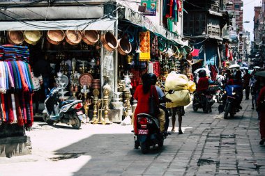 Katmandu Nepal 1 Eylül 2018 Katmandu Nepal sokakta yürüme geleneksel Nepalce porter görünümünü