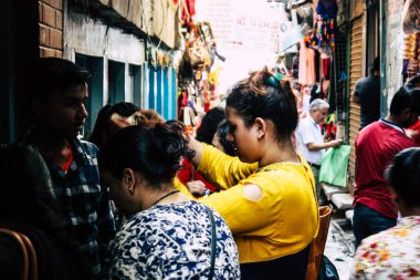 Katmandu Nepal 1 Eylül 2018 ve Kathmandu. Chhetrapati bölgede dar bir sokakta sabah alışveriş bilinmeyenli Nepalce insan görünümü