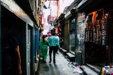 Katmandu Nepal 1 Eylül 2018 ve Kathmandu. Chhetrapati bölgede dar bir sokakta sabah alışveriş bilinmeyenli Nepalce insan görünümü