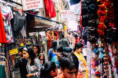 Katmandu Nepal 1 Eylül 2018 ve Kathmandu. Chhetrapati bölgede dar bir sokakta sabah alışveriş bilinmeyenli Nepalce insan görünümü