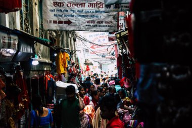 Katmandu Nepal 1 Eylül 2018 ve Kathmandu. Chhetrapati bölgede dar bir sokakta sabah alışveriş bilinmeyenli Nepalce insan görünümü