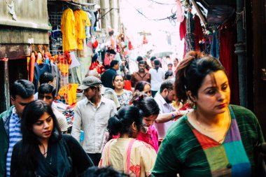 Katmandu Nepal 1 Eylül 2018 ve Kathmandu. Chhetrapati bölgede dar bir sokakta sabah alışveriş bilinmeyenli Nepalce insan görünümü