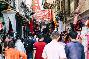 Katmandu Nepal 1 Eylül 2018 ve Kathmandu. Chhetrapati bölgede dar bir sokakta sabah alışveriş bilinmeyenli Nepalce insan görünümü