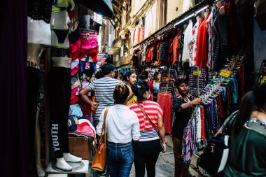 Katmandu Nepal 1 Eylül 2018 ve Kathmandu. Chhetrapati bölgede dar bir sokakta sabah alışveriş bilinmeyenli Nepalce insan görünümü