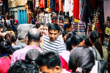Katmandu Nepal 1 Eylül 2018 ve Kathmandu. Chhetrapati bölgede dar bir sokakta sabah alışveriş bilinmeyenli Nepalce insan görünümü
