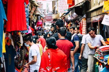 Katmandu Nepal 1 Eylül 2018 ve Kathmandu. Chhetrapati bölgede dar bir sokakta sabah alışveriş bilinmeyenli Nepalce insan görünümü