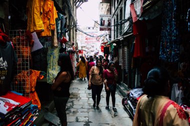 Katmandu Nepal 1 Eylül 2018 ve Kathmandu. Chhetrapati bölgede dar bir sokakta sabah alışveriş bilinmeyenli Nepalce insan görünümü