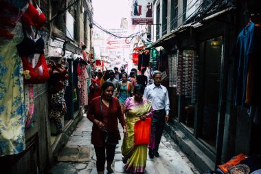 Katmandu Nepal 1 Eylül 2018 ve Kathmandu. Chhetrapati bölgede dar bir sokakta sabah alışveriş bilinmeyenli Nepalce insan görünümü