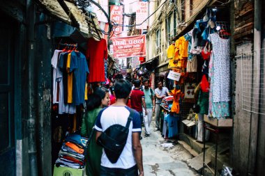 Katmandu Nepal 1 Eylül 2018 ve Kathmandu. Chhetrapati bölgede dar bir sokakta sabah alışveriş bilinmeyenli Nepalce insan görünümü