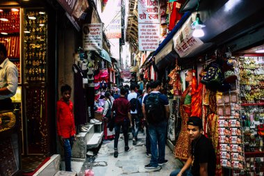 Katmandu Nepal 1 Eylül 2018 ve Kathmandu. Chhetrapati bölgede dar bir sokakta sabah alışveriş bilinmeyenli Nepalce insan görünümü