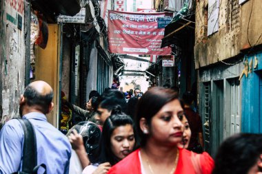 Katmandu Nepal 1 Eylül 2018 ve Kathmandu. Chhetrapati bölgede dar bir sokakta sabah alışveriş bilinmeyenli Nepalce insan görünümü