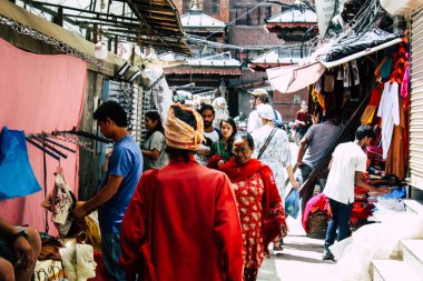Katmandu Nepal 1 Eylül 2018 ve Kathmandu. Chhetrapati bölgede dar bir sokakta sabah alışveriş bilinmeyenli Nepalce insan görünümü