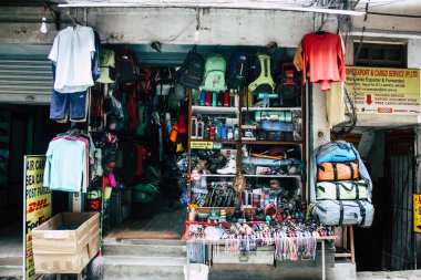 Katmandu Nepal 1 Eylül 2018 trekking ekipman ve Thamel sokak Kathmandu giyim dükkanında öğleden sonra cephe görünümü