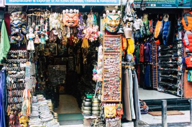 Katmandu Nepal 1 Eylül 2018 hanndcrafted nesneleri Thamel sokak Katmandu, öğleden sonra satan bir dükkan ve cephe görünümü