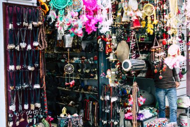 Katmandu Nepal 1 Eylül 2018 hanndcrafted nesneleri Thamel sokak Katmandu, öğleden sonra satan bir dükkan ve cephe görünümü
