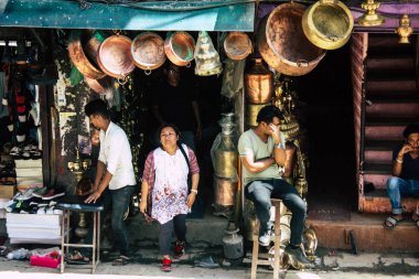 Katmandu Nepal 1 Eylül 2018 metal nesneler Katmandu Thamel Street öğleden sonra satan bir dükkan ve cephe görünümü