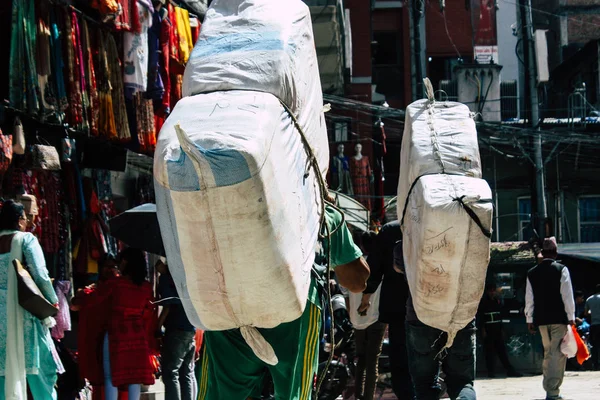 Kathmandu Nepal Setembro 2018 Vista Tradicional Porteiro Nepalês Andando Rua — Fotografia de Stock