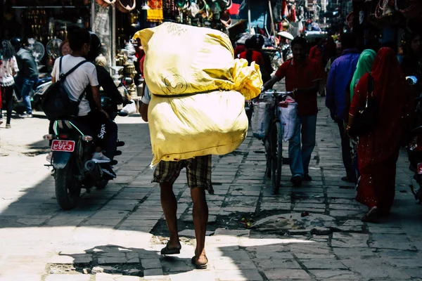 Kathmandu Nepal Setembro 2018 Vista Tradicional Porteiro Nepalês Andando Rua — Fotografia de Stock