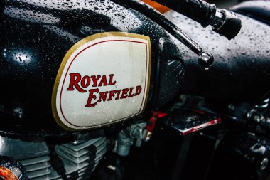 Pokhara Nepal 18 Eylül 2018 bir Royal Enfield motosiklet Closeup sabah Pokhara yeni yol sokak Lakeside Park