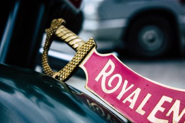 Pokhara Nepal 18 Eylül 2018 bir Royal Enfield motosiklet Closeup sabah Pokhara yeni yol sokak Lakeside Park