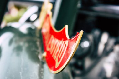 Pokhara Nepal 18 Eylül 2018 bir Royal Enfield motosiklet Closeup sabah Pokhara yeni yol sokak Lakeside Park