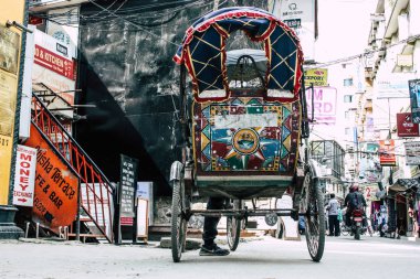 Katmandu Nepal 10 Eylül 2018 bilinmeyen Nepalce insanlar sabah Katmandu Thamel sokakta bir touk touk sürüş görünümü
