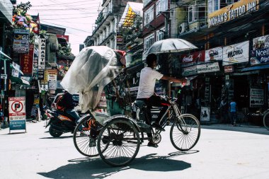 Katmandu Nepal 10 Eylül 2018 bilinmeyen Nepalce insanlar sabah Katmandu Thamel sokakta bir touk touk sürüş görünümü