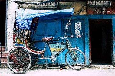 Katmandu Nepal 10 Eylül 2018 bilinmeyen Nepalce insanlar sabah Katmandu Thamel sokakta bir touk touk sürüş görünümü
