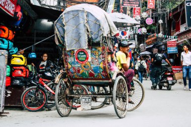 Katmandu Nepal 10 Eylül 2018 bilinmeyen Nepalce insanlar sabah Katmandu Thamel sokakta bir touk touk sürüş görünümü