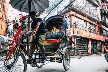Katmandu Nepal 10 Eylül 2018 bilinmeyen Nepalce insanlar sabah Katmandu Thamel sokakta bir touk touk sürüş görünümü