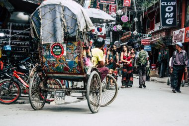 Katmandu Nepal 10 Eylül 2018 bilinmeyen Nepalce insanlar sabah Katmandu Thamel sokakta bir touk touk sürüş görünümü