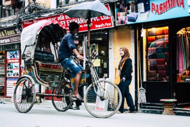 Katmandu Nepal 10 Eylül 2018 bilinmeyen Nepalce insanlar sabah Katmandu Thamel sokakta bir touk touk sürüş görünümü