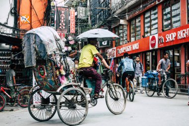 Katmandu Nepal 10 Eylül 2018 bilinmeyen Nepalce insanlar sabah Katmandu Thamel sokakta bir touk touk sürüş görünümü