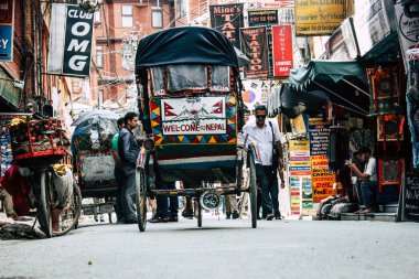 Katmandu Nepal 10 Eylül 2018 bilinmeyen Nepalce insanlar sabah Katmandu Thamel sokakta bir touk touk sürüş görünümü