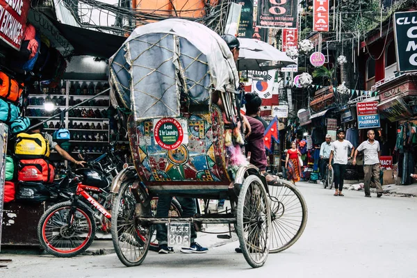 Katmandu Nepal 10 Eylül 2018 bilinmeyen Nepalce insanlar sabah Katmandu Thamel sokakta bir touk touk sürüş görünümü