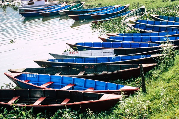 伝統的なネパールのクローズ アップは朝ネパールのポカラのペワ湖でのボートします — ストック写真