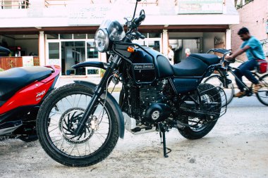 Pokhara Nepal 18 Eylül 2018 Closeup Royal Enfield motosiklet park Pokhara sokakta öğleden sonra