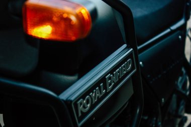 Pokhara Nepal 18 Eylül 2018 Closeup Royal Enfield motosiklet park Pokhara sokakta öğleden sonra