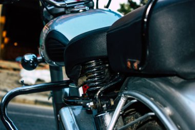 Pokhara Nepal 18 Eylül 2018 Closeup Royal Enfield motosiklet park Pokhara sokakta öğleden sonra