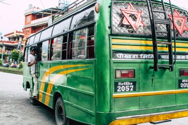 Pokhara Nepal 18 Eylül 2018 Closeup Nepal yerel otobüs yeni Road sabah Pokhara içinde sokak