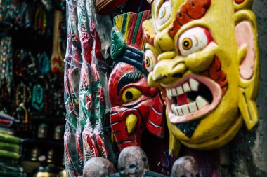 Pokhara Nepal 18 Eylül 2018 geleneksel Nepalce dekoratif objeler Closeup sabah Pokhara Hediyelik eşya mağazasında satılan