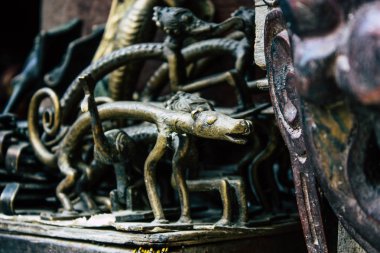Pokhara Nepal 18 Eylül 2018 geleneksel Nepalce dekoratif objeler Closeup sabah Pokhara Hediyelik eşya mağazasında satılan