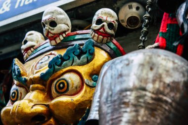 Pokhara Nepal 18 Eylül 2018 geleneksel Nepalce dekoratif objeler Closeup sabah Pokhara Hediyelik eşya mağazasında satılan